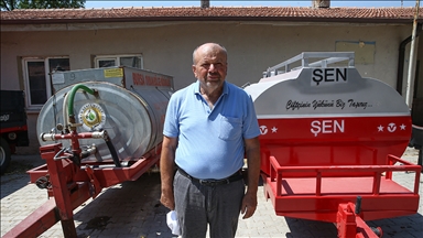 Patlayan lastiğe rağmen yangına su taşıyan çiftçiye hediye edilen tanker sayısı 3 oldu