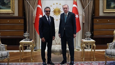 Serokomar Erdogan, avakarê fîrmaya Chobanî û CEOyê wê Ulukaya qebûl kir