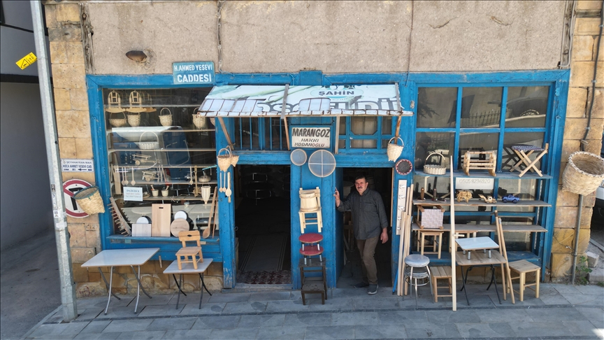 Emekli öğretmen, baba yadigarı marangozluğu asırlık binada sürdürüyor