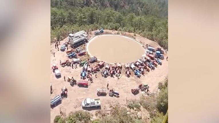 Bursa'da yangın söndürme havuzuna tankerlerle su taşıyan vatandaşlar helikopterleri susuz bırakmadı
