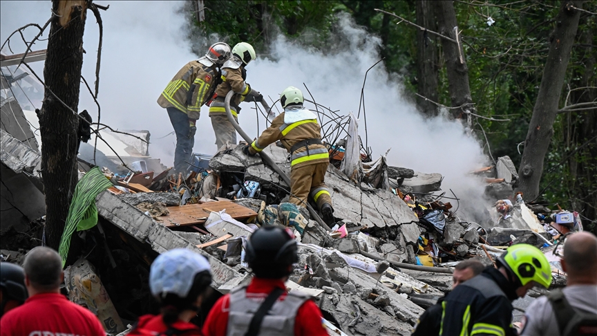 Al menos 11 muertos y más de 130 heridos en ataques aéreos rusos nocturnos contra Kiev