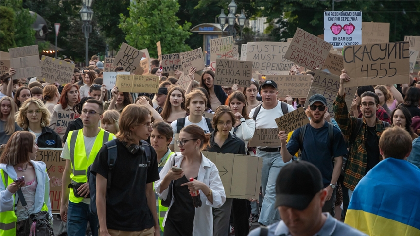 Qindra qytetarë protestojnë kundër projektligjit të anti-korrupsionit në Lviv të Ukrainës
