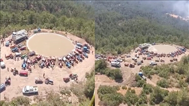 Bursa'da yangın söndürme havuzuna tankerlerle su taşıyan vatandaşlar helikopterleri susuz bırakmadı