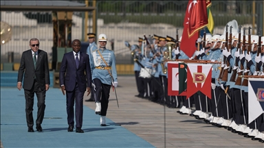 Presidenti Erdoğan pret me ceremoni zyrtare homologun e tij nga Gaboni