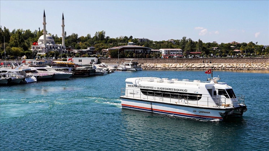 Seferên otobusa deryayê yên di navbera Edremît û Giravê Axtemarê dîsan destpê kirin