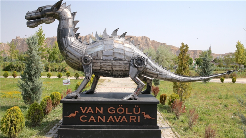 Peykerê Cinawirê Gola Wanê ku ji hesinên xurde hat çêkirin bi 350 hezar lîreyî hat firotin