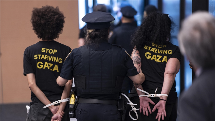 New York, policia arreston dhjetëra persona gjatë protestës së mosbindjes civile në zyrën e senatorit Schumer