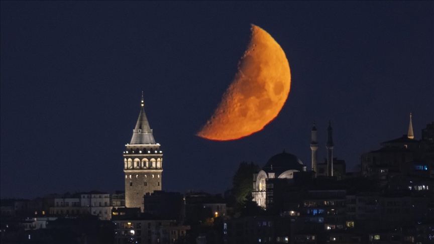 القمر يطل على معالم إسطنبول