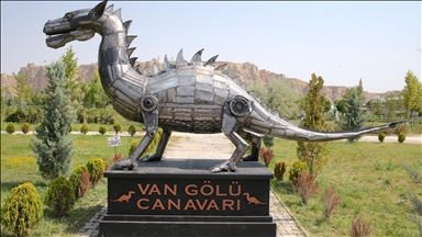 Hurda demirlerden yapılan "Van Gölü Canavarı" heykeli 350 bin liradan satıldı
