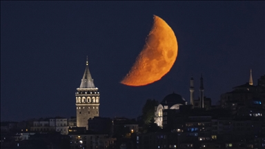 القمر يطل على معالم إسطنبول