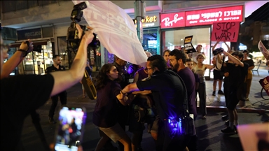 تل أبيب.. الشرطة تعتقل متظاهرين يطالبون بإنهاء الحرب وإعادة الأسرى