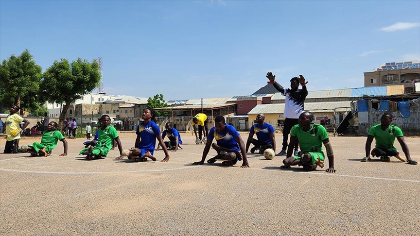 Nigeri, sportistët me aftësi të kufizuara i drejtohen futbollit me "skateboard" për rehabilitim dhe shpresë