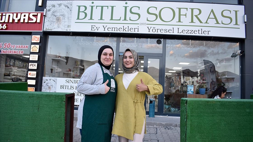 Güçlerini birleştiren 9 kadın, kurdukları işletmede yöresel yemekler hazırlıyor