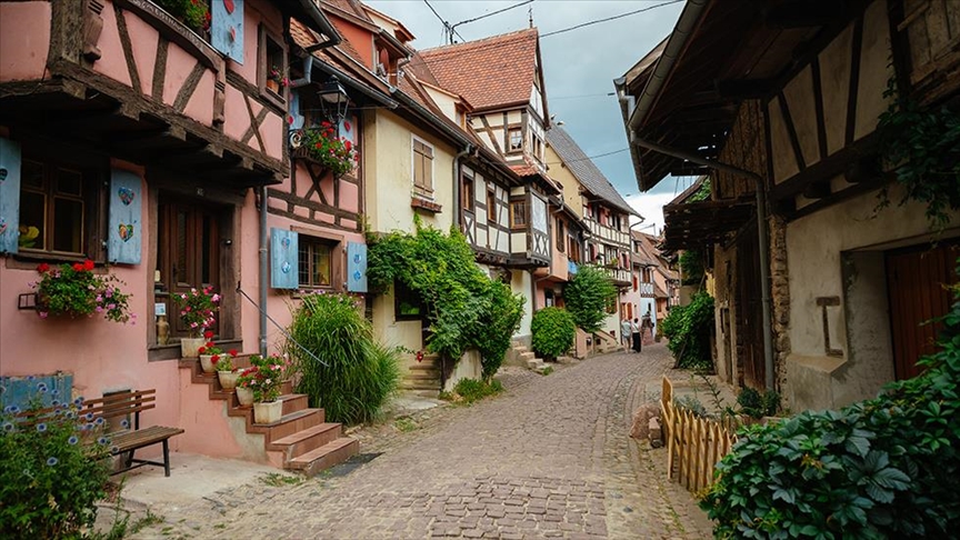 Komuna Eguisheim në Francë i mirëpret vizitorët me rrugët shumëngjyrëshe dhe strukturën historike