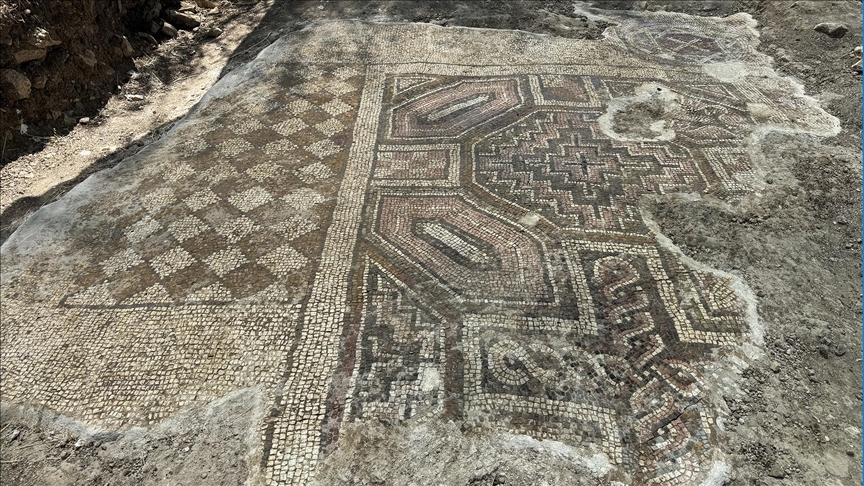 Mezar kazarken bulunan mozaikte içinde haç motifi bulunan "Davud Yıldızı" sembolü tespit edildi