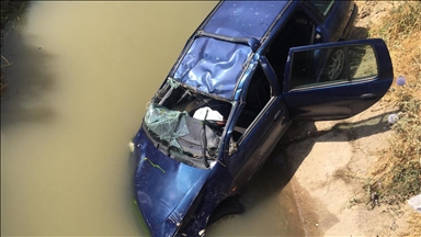 Li Bidlîsê di otomobîla ku kete qenalê da kesek mir û 2 kes jî birîndar bûn