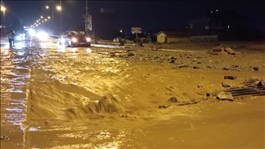 Konya'da etkili olan sağanak sele dönüştü