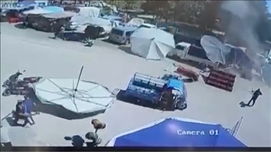 İzmir'de pazar şemsiyesinin hamile kadın ve çocuğunun üzerine düşmesi güvenlik kamerasında