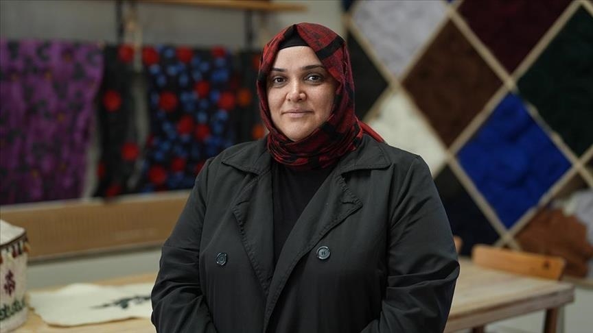 مستلهمة من التراث.. سيدة تركية تبدع بصنع قبعات اللباد
