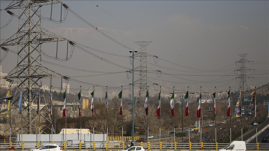 Tahran'da "tüketim sınırını aştıkları" gerekçesiyle 100'den fazla kamu kurumunun elektriği kesildi