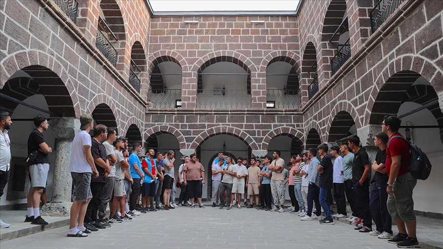 Kamp için Hakkari'ye gelen gençler, yörenin tarihi ve doğal güzelliklerine hayran kaldı