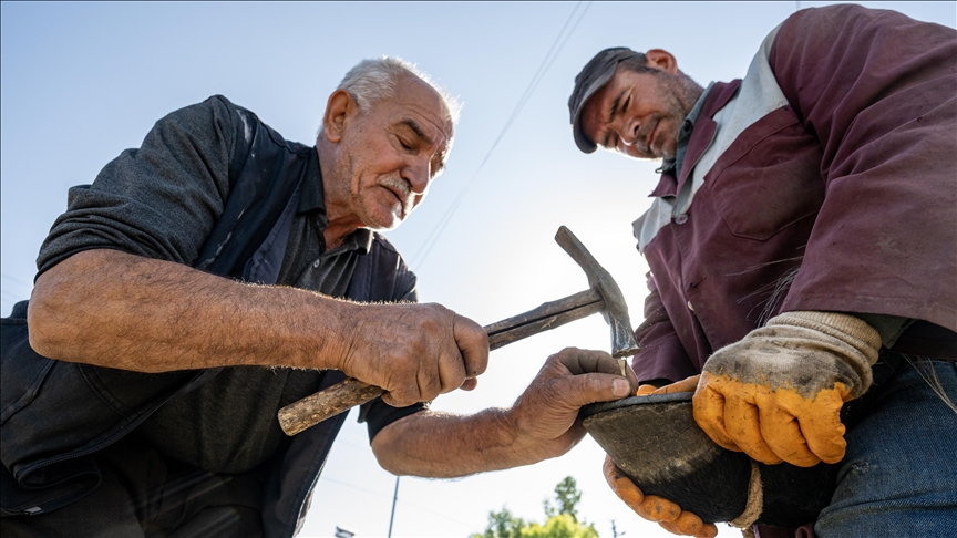 Nalbant aile, köyleri gezerek atları hasada hazırlıyor