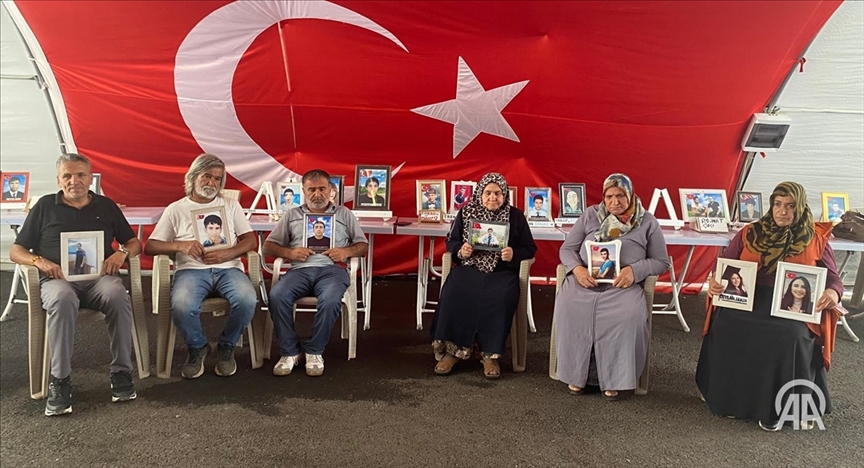 Dayikên Diyarbekirê dixwazin bigihêjin ewladên xwe