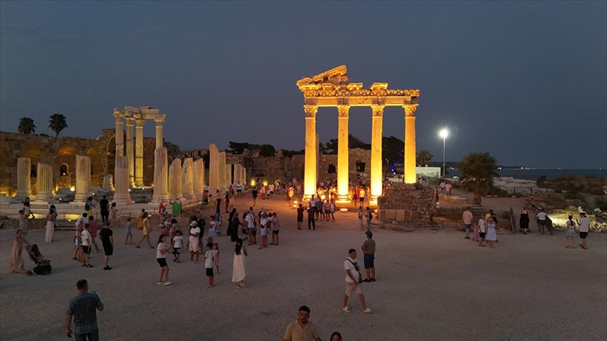 Turqi, qyteti i lashtë i ndriçuar Side tërheq numër të madh turistësh gjatë natës