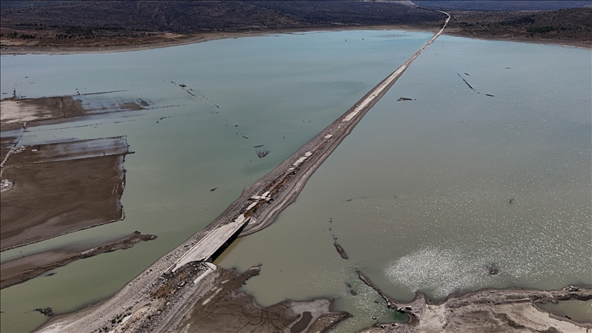 İzmir'de barajda su seviyesi düşünce eski İzmir-Çeşme kara yolu ortaya çıktı