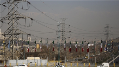 Tahran'da "tüketim sınırını aştıkları" gerekçesiyle 100'den fazla kamu kurumunun elektriği kesildi