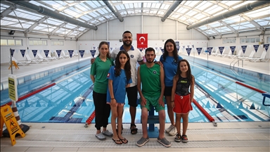 Yüzmede engel tanımayan sporcular başarıya doymuyor