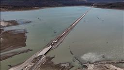 İzmir'de barajda su seviyesi düşünce eski İzmir-Çeşme kara yolu ortaya çıktı