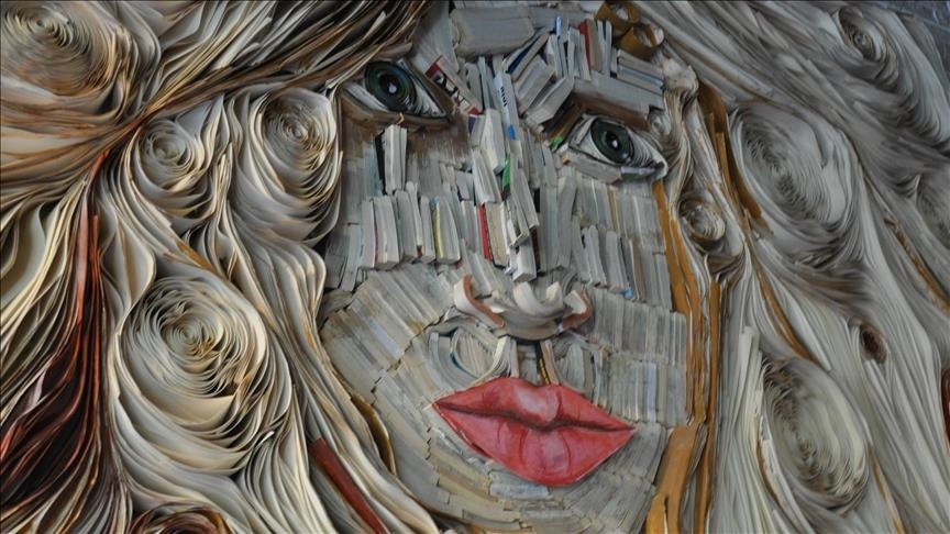 بأنامل رسامة تركية.. كتب من أنقاض زلزال إلى جدارية فنية