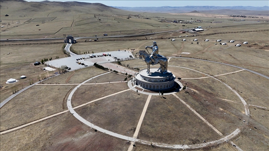 Pamjet me dron të shkretëtirës Gobi dhe statujës së Xhengiz Khanit me kalë ofrojnë pamje mahnitëse