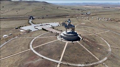 Pamjet me dron të shkretëtirës Gobi dhe statujës së Xhengiz Khanit me kalë ofrojnë pamje mahnitëse