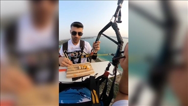 Kuzhinieri turk përgatiti sushi në ajër derisa fluturonte me parashutë