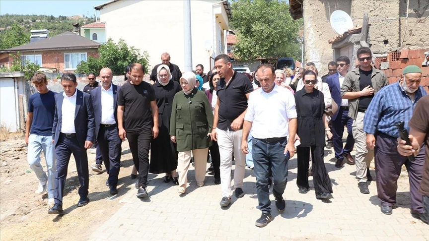 AK Parti Kadın Kolları Başkanı Ercan, Bursa'da orman yangınından etkilenen mahalleleri ziyaret etti