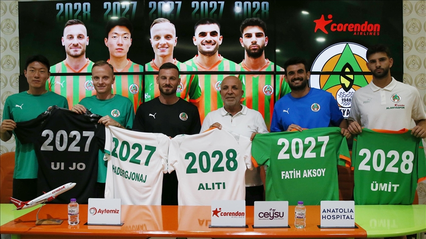 Alanyaspor zgjat kontratën me futbollistët kosovarë Hadergjonaj dhe Aliti