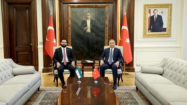 Wezîrê Karên Navxweyî Yerlikaya bi hemtayê xwe yê Sûriyeyî Xetab ra hat cem hev