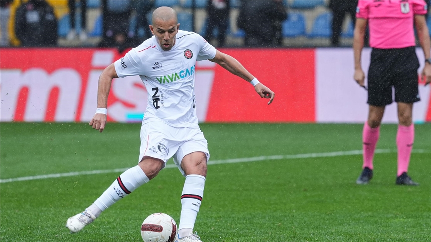 قدم.. نادي أمانة بغداد يعيد الجزائري سفيان فيغولي للملاعب