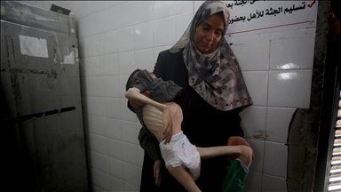 Gaza: Tamir Shuhaybir, un Palestinien de 13 ans, meurt de faim dans les bras de sa mère