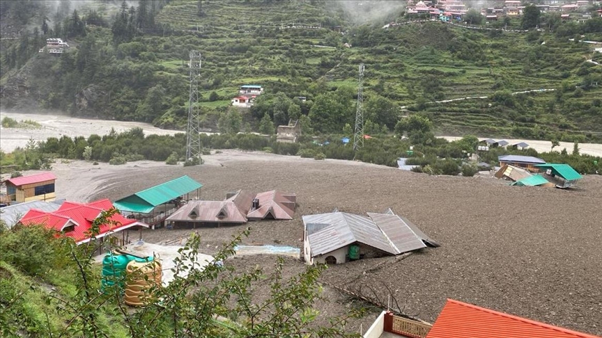 Hindistan'da 4 kişinin ölümüne neden olan heyelanda yaklaşık 100 kişi kayboldu