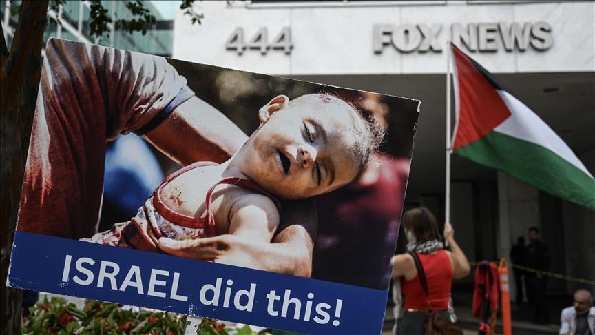Sekelompok aktivis pro-Palestina protes terhadap liputan media tentang Gaza di luar kantor berita utama AS