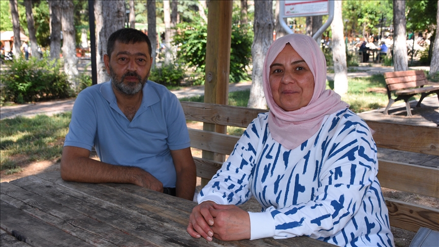Diyaliz hastası eşine böbreğini vererek "can" oldu