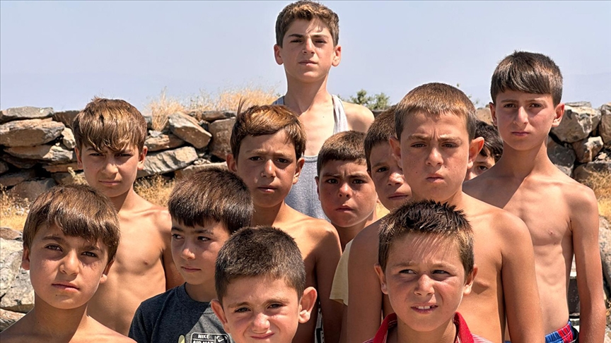 Van Gölü'nde uzun süre yüzen çocukların saçları mineralli suyun ve güneşin etkisiyle sararıyor