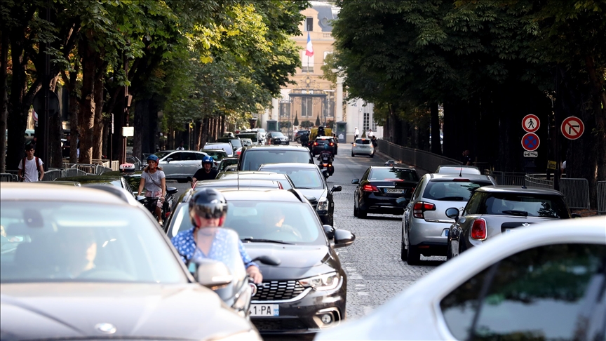 Francë, i anulohet gjoba shoferit që tejkaloi shpejtësinë, pasi po dërgonte gruan për lindje