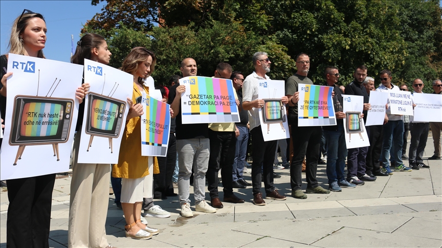 Punonjësit e RTK-së protestojnë para Qeverisë së Kosovës pas mosekzekutimit të pagave