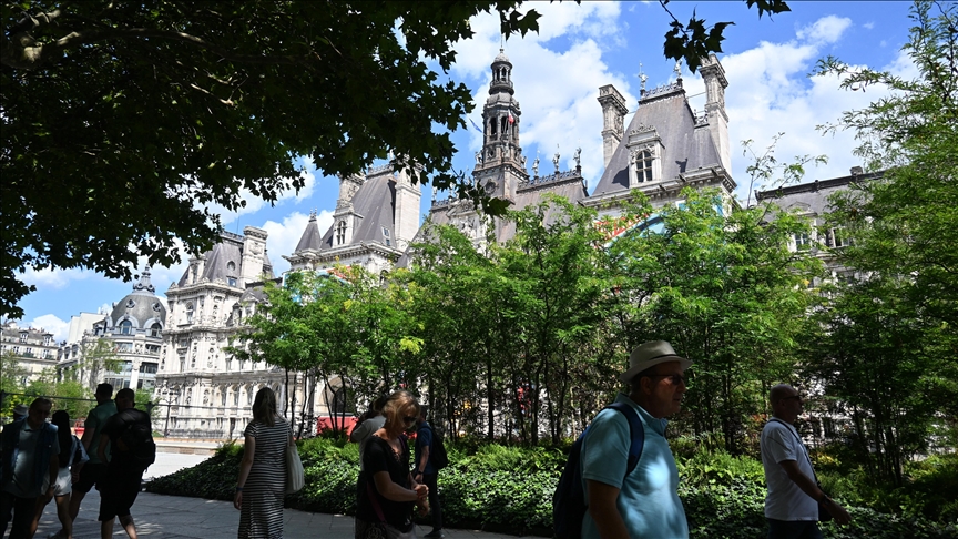Over 200 homeless people spend night outside Paris City Hall to protest lack of emergency shelter