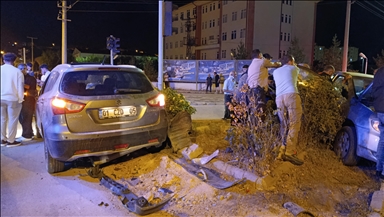 Li Sêwasê du wesayît li hev qelibîn, 8 kes birîndar bûn