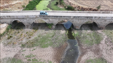 Kuraklık ve sıcakların olumsuz etkilediği Tunca Nehri'nin bazı bölümlerinde su akmıyor